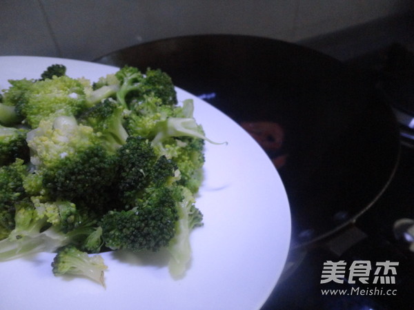 Fried Sea Prawns with Broccoli recipe