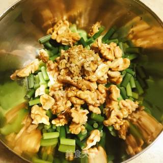 Cucumber with Walnuts and Garlic Moss recipe