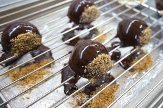 Chestnut-shaped Cake with Chocolate Sauce Glaze recipe