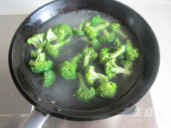 Stir-fried Broccoli with Garlic recipe