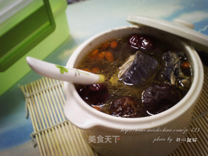 Astragalus and Chinese Wolfberry Black Chicken Soup recipe