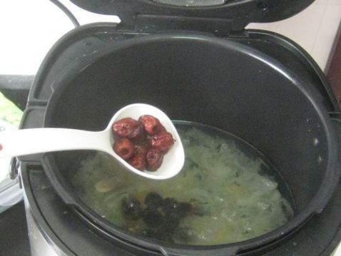 Tremella, Lotus Seed, Red Date and Longan Soup recipe