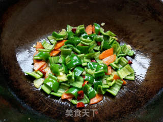 Scrambled Eggs with Green Pepper and Fungus recipe