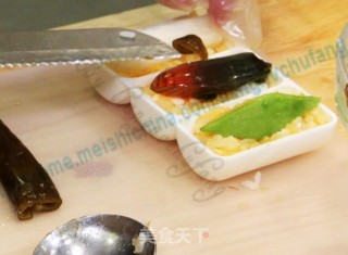 Japanese Style Two-color Delicious Seaweed Shaped Rice Ball recipe