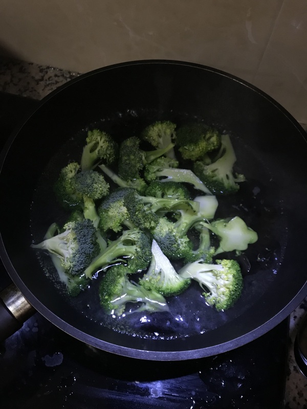 Stir Fried Fungus with Garlic Broccoli recipe