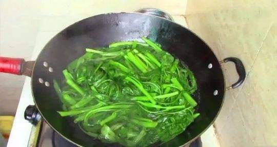 Slimming Dishes with Water Spinach recipe