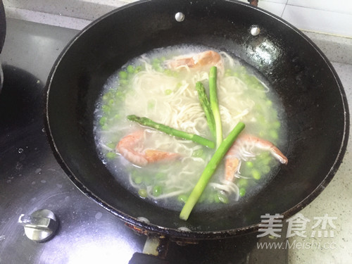 Hand-rolled Noodles with Asparagus recipe