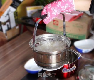 The Practice of Stewing White Fungus and Lotus Seed Soup in A Boiling Pot recipe