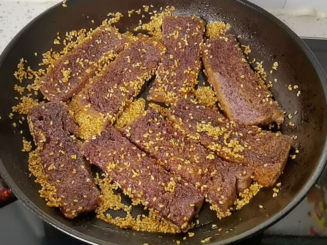 Leftover Bread Toast is Made into A Popular Dessert-crispy Honey Noodles recipe