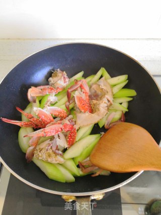 Swimming Crab and Loofah Soup recipe