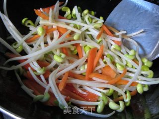 Bean Sprouts and Crucian Carp Soup recipe