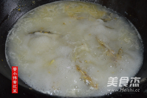 Yellow Spine Fish Boiled Day Lily Soup recipe