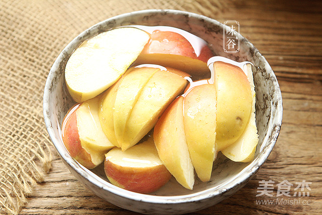 Nourishing Spleen and Nourishing Lungs with Apple and Snow Pear Health Soup recipe