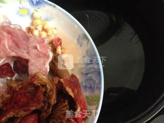 Red Mushroom and Scallop Pork Rib Soup recipe