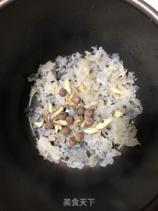 Tremella Lily Soup recipe