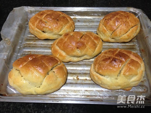 Pineapple Cake with Salted Egg Yolk and Green Bean Paste recipe