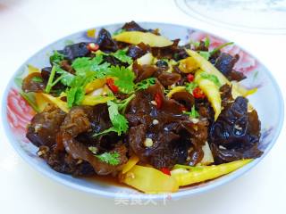 Wild Bamboo Shoots Mixed with Fungus recipe