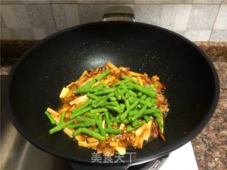 Stir-fried Shredded Pork with Cowpeas recipe