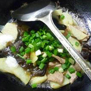 Lean Pork and Potatoes Stir-fried Black Fungus recipe