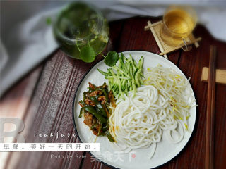 Noodles with Green Pepper Shredded Pork recipe