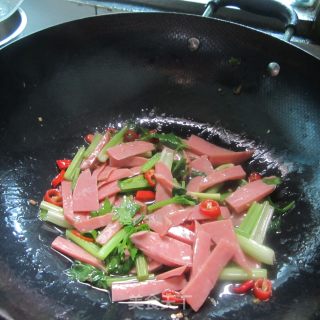 Stir-fried Sausages with Cilantro recipe