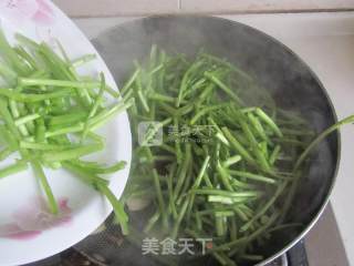 Stir-fried Bacon with Artemisia recipe