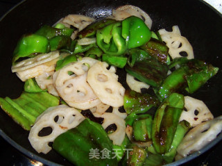Stir-fried Lotus Root Slices with Sweet and Sour Tiger Skin Pepper recipe
