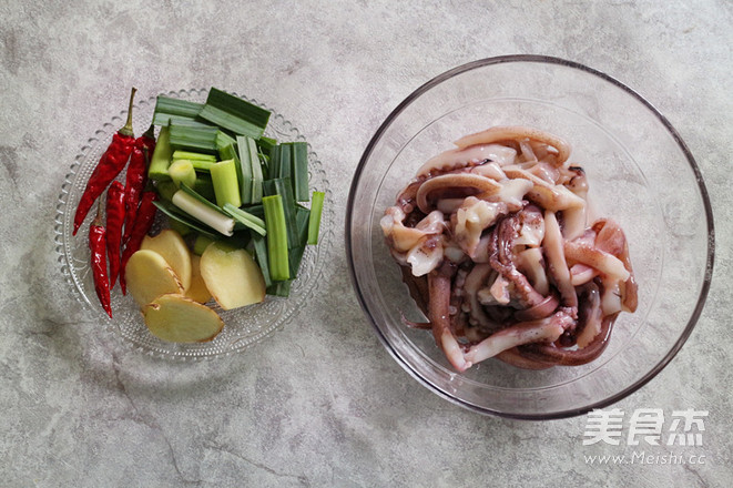 Stir-fried Squid with Garlic Sprouts recipe