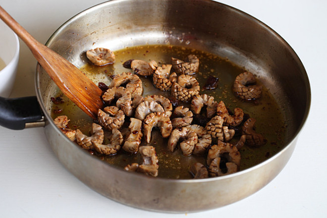 Stir-fried Kidney with Garlic Stalks recipe