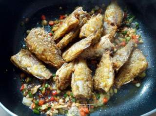 Pan-fried Small Crucian Carp recipe