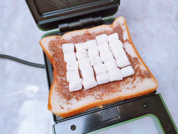 Marshmallow Toast with Chocolate Sauce recipe