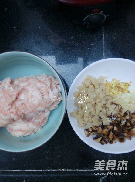 Steamed Dumplings with Egg Yolk and Chrysanthemum recipe