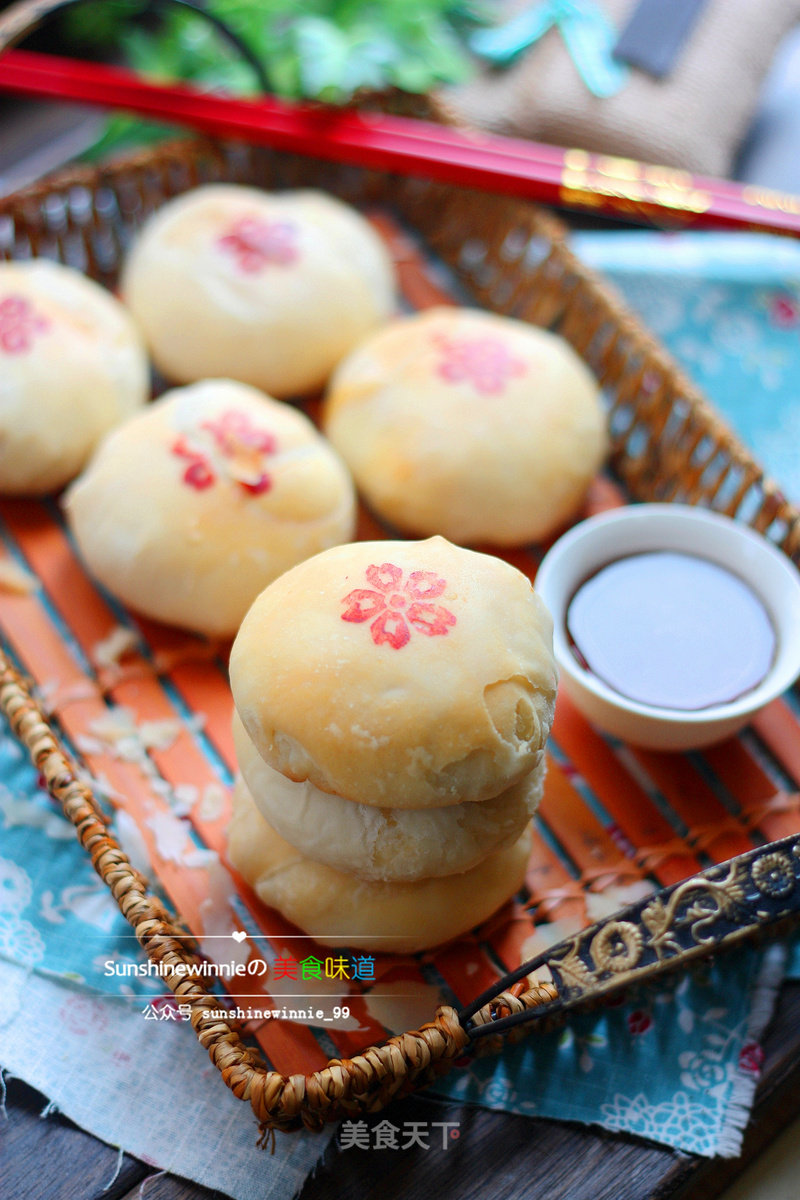 Crisp and Dregs Moon Cakes--su-style Mustard and Fresh Meat Moon Cakes