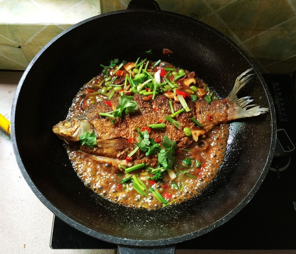 Braised Wuchang Fish with Edamame recipe