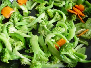 Stir-fried Shrimp with Broccoli and Cashew Nuts recipe