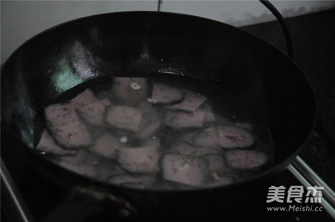 Stir-fried Wild Onion with Pork Blood Meatballs recipe