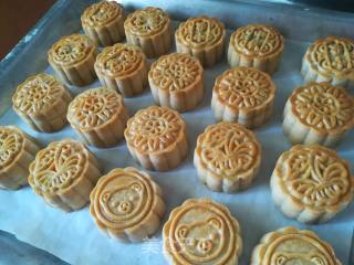 Cantonese-style Moon Cakes-moon Cakes with Lotus Seed Paste and Egg Yolk recipe