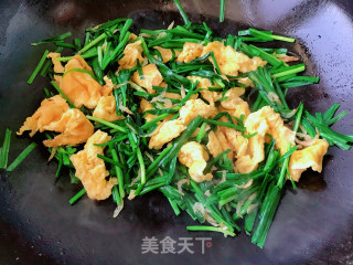 Scrambled Eggs with Leek and Shrimp Skin recipe