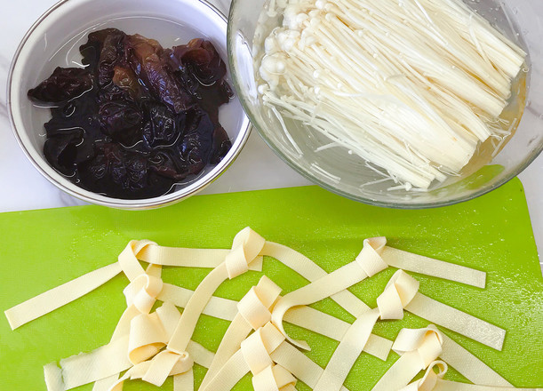 Enoki Mushroom and Fungus Tomato Soup recipe