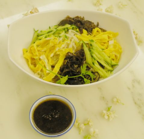 Noodles with Egg and Fungus recipe