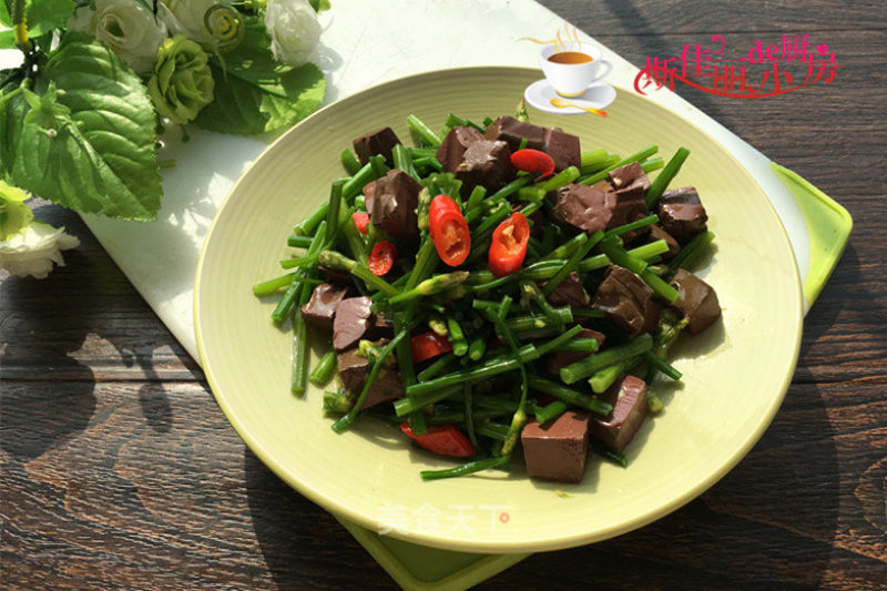 Stir-fried Duck Blood with Leek Stalks recipe