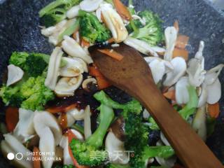 Stir-fried Broccoli with Agaricus and Carrots recipe