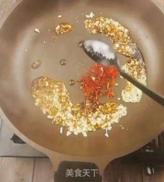 Lettuce Drizzled with Garlic and Spicy Oil recipe