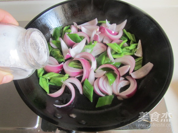 Stir-fried Pork Liver with Sizzling Onion recipe