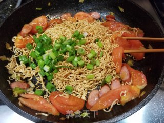 Fried Noodles with Tomato Crispy Sausage recipe