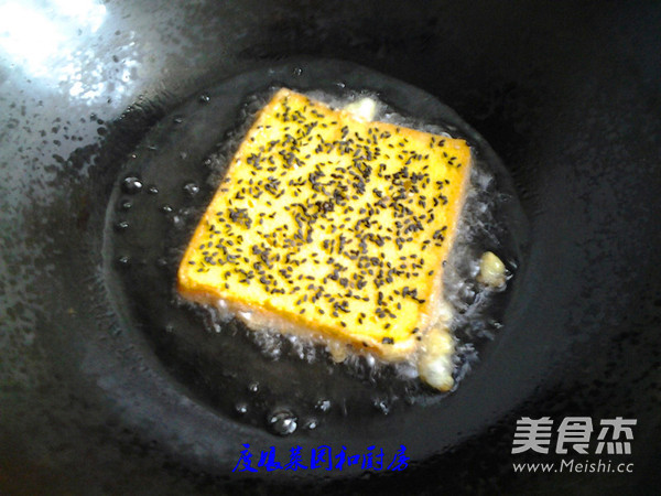 Fried Eggs on Toast Bread recipe