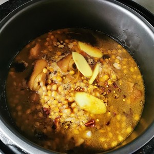 Mom Teaches Me to Stew Soy Beans with Trotters recipe