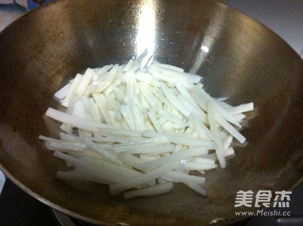 Stir-fried Lotus Root with Laba Garlic recipe