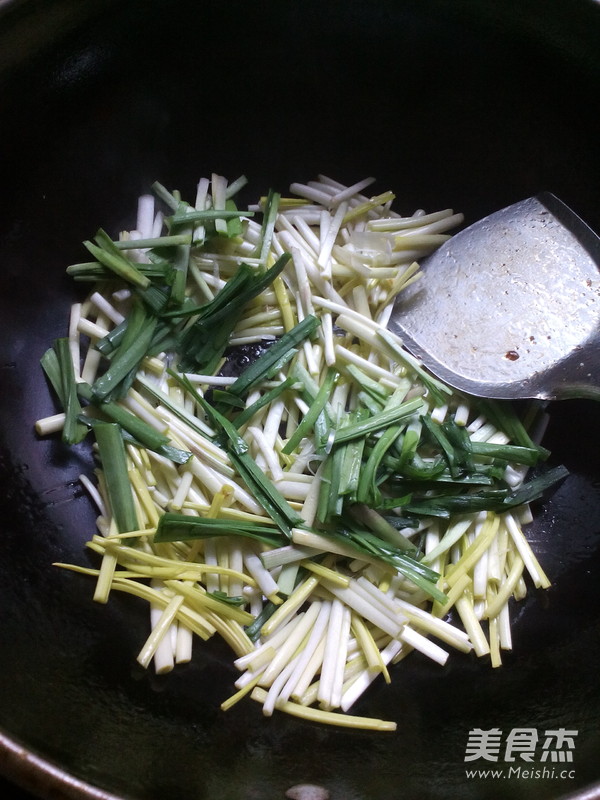 Stir-fried Haihong with Leek and Yellow recipe