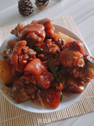 Roasted Pork Knuckles with Carrots recipe